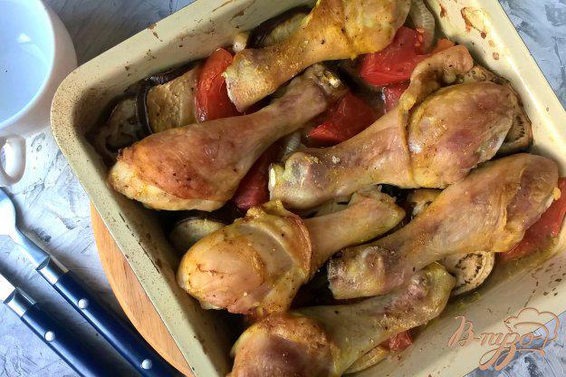 фото рецепта: Куриные голени с баклажанами и помидорами в духовке