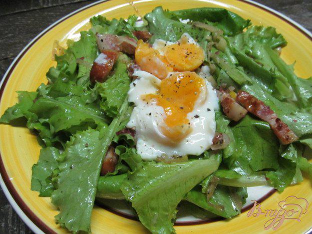 фото рецепта: Салат со шкварками и яйцом