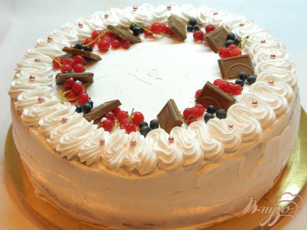 фото рецепта: Бисквитный торт с йогуртовой прослойкой