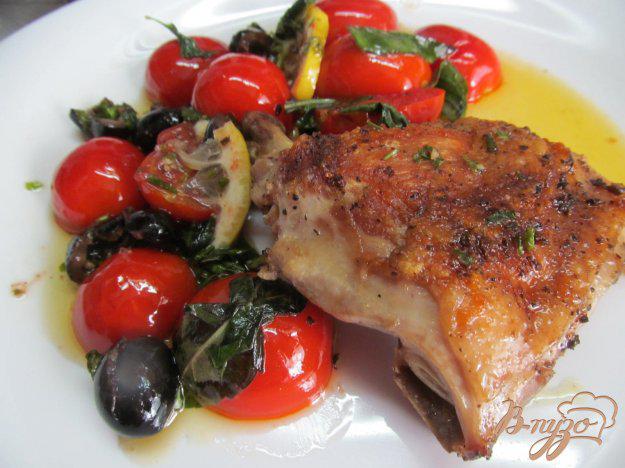 фото рецепта: Куриные бедра с томатами и оливками