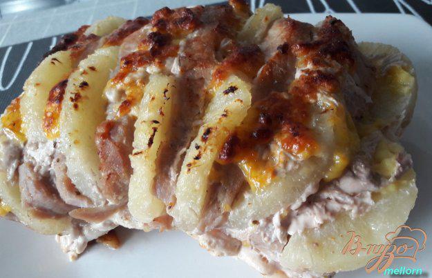 фото рецепта: Свинина «гармошка» с ананасом и сыром