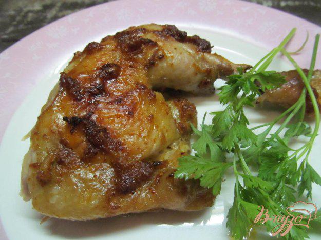 фото рецепта: Цыпленок в маринаде из чеснока и парики