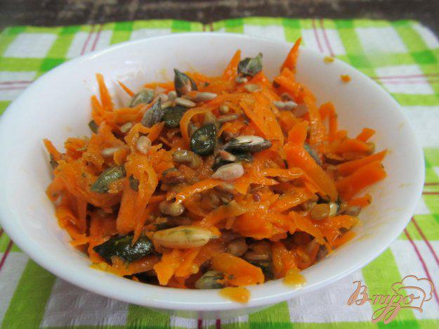 фото рецепта: Пикник - салат из моркови с семечками тыквы и соком апельсина