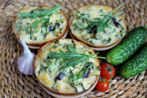 фото рецепта: Горячие бутерброды с оливками и шпинатом