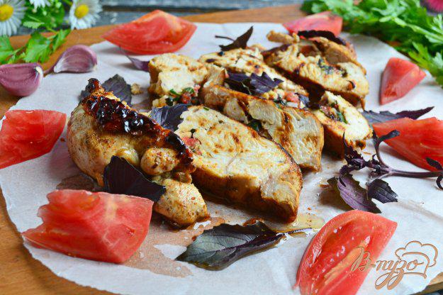 фото рецепта: Жареное куриное филе, фаршированное брынзой и помидорами