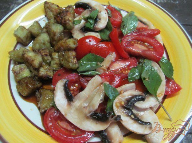 фото рецепта: Овощной салат с жареным баклажаном