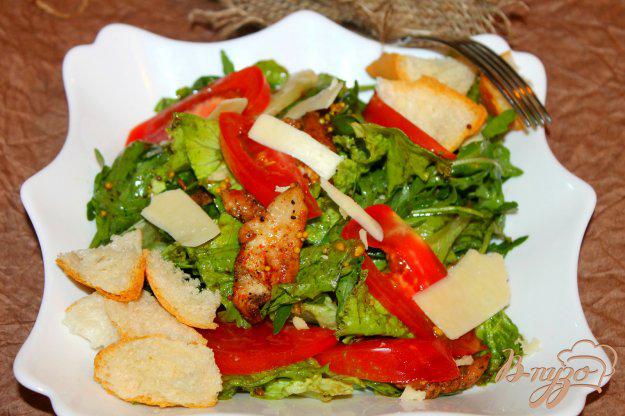 фото рецепта: Зеленый салат с курицей и сухариками