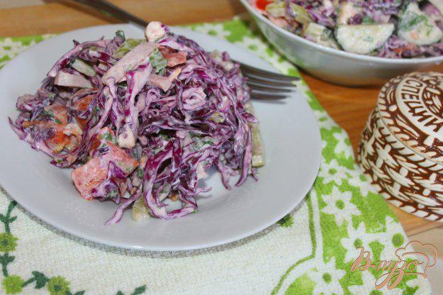 фото рецепта: Салат из краснокочанной капусты с плавленым сыром и свиной грудинкой
