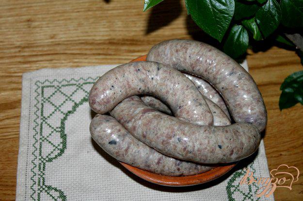 фото рецепта: Домашние свиные колбаски с базиликом