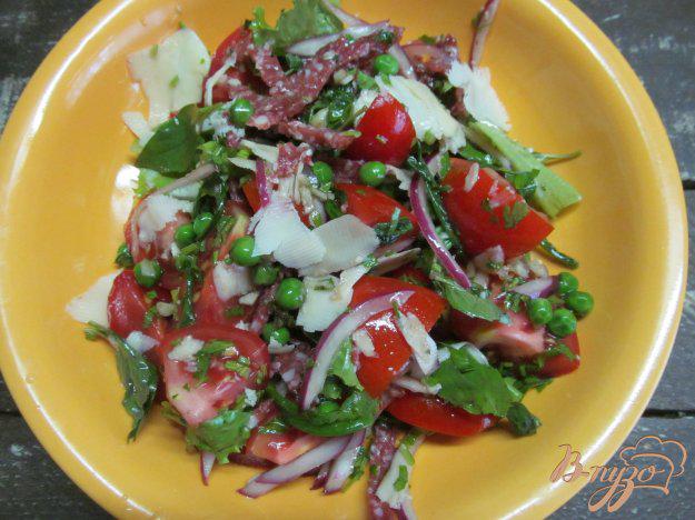 фото рецепта: Овощной салат с салями и сыром сулугуни