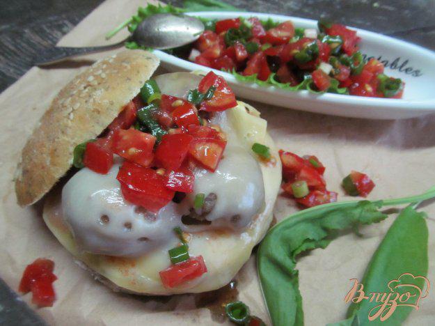 фото рецепта: Сэндвич с фрикадельками под сыром с томатной сальсой