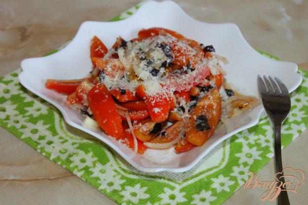 фото рецепта: Помидорный салат со свежим базиликом и тертым пармезаном