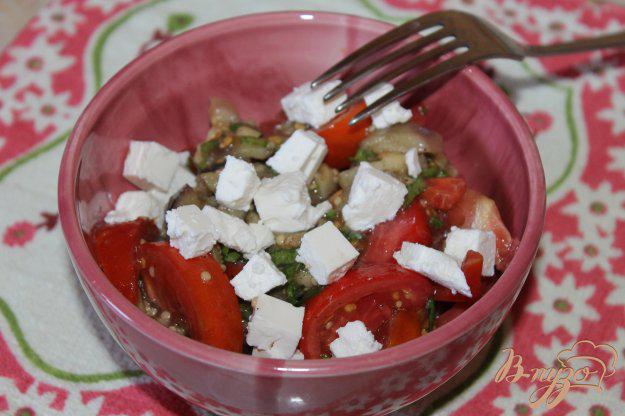 фото рецепта: Салат с печеным баклажаном, помидорами и сыром Фета