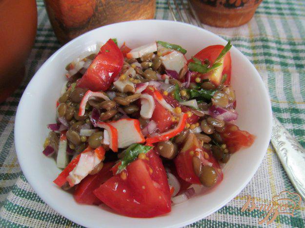 фото рецепта: Помидорный салат с чечевицей и крабовым палочками