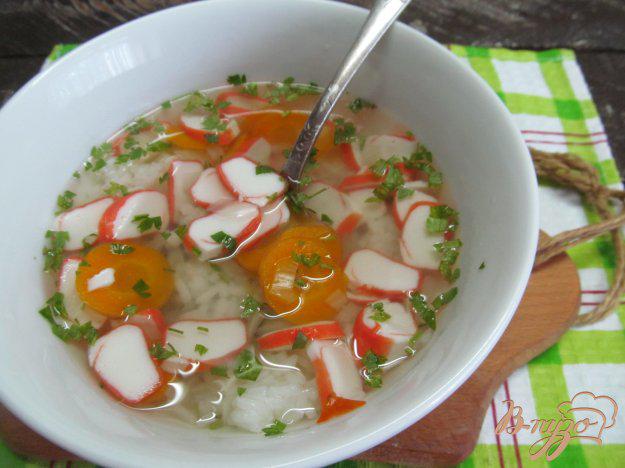 фото рецепта: Ароматный суп с рисом и крабовыми палочки