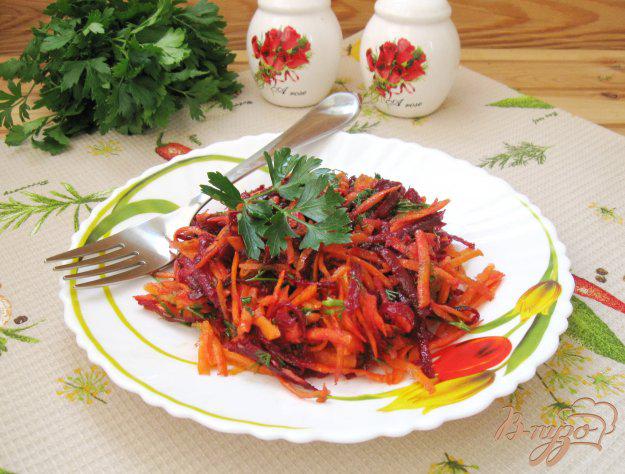 фото рецепта: Салат из сырой свеклы с морковью и чесноком