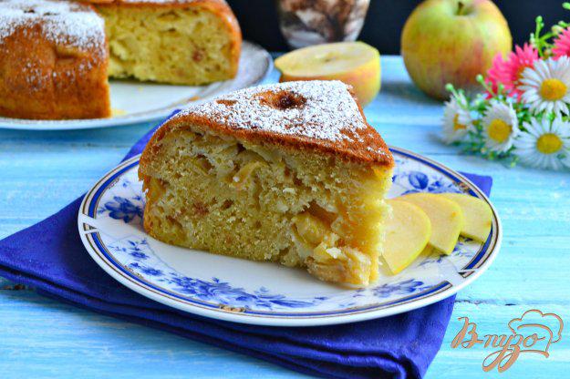 фото рецепта: Пирог с яблоками на кефире в мультиварке