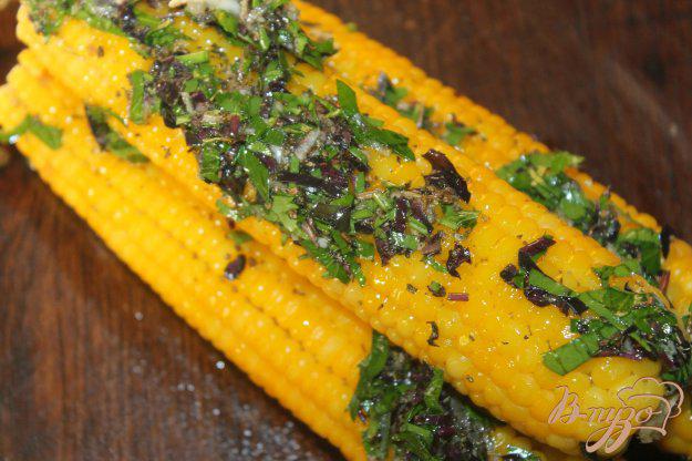фото рецепта: Отварная кукуруза с ароматным маслом и зеленью