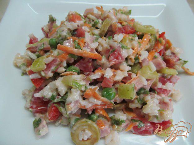 фото рецепта: Салат из риса с ветчиной и овощами