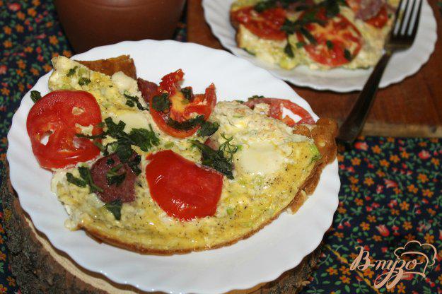 фото рецепта: Омлет с моцареллой, помидорами и колбасой