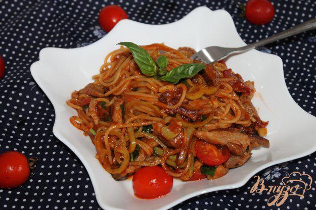 фото рецепта: Спагетти с мясом, вялеными помидорами и перцем