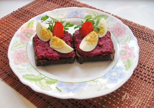 фото рецепта: Ржаные тосты с о свеклой и сельдью