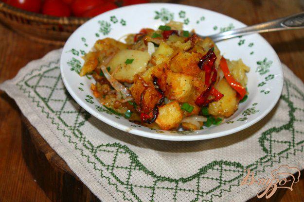 фото рецепта: Жареный картофель с красным сладким перцем и зеленым луком