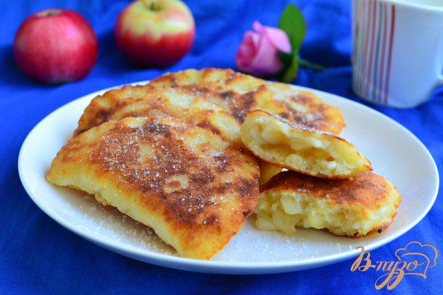 фото рецепта: Жареные творожные пирожки с яблоками