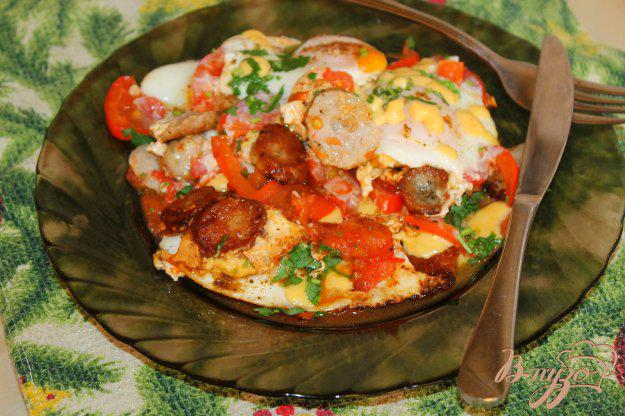 фото рецепта: Яичница со свиными колбасками, помидорами и сыром