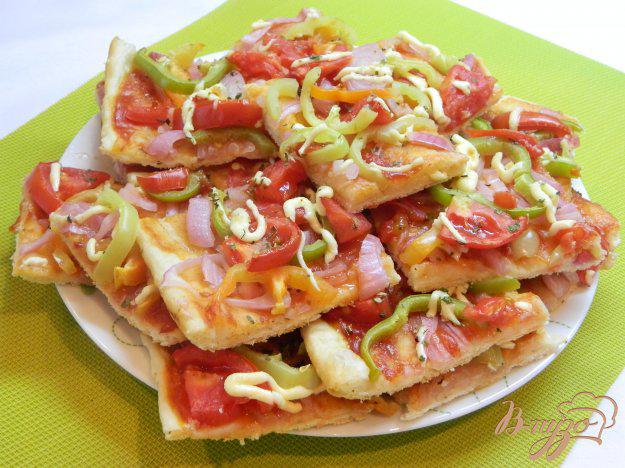 фото рецепта: Пицца с маринованным луком, болгарским перцем и помидорами