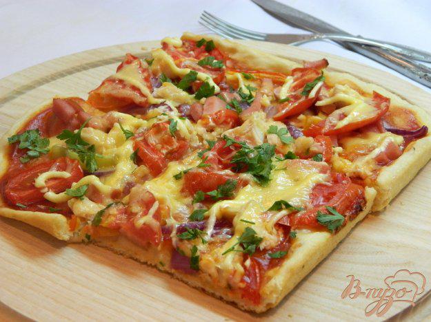 фото рецепта: Пицца с овощами, колбасой и куриным мясом
