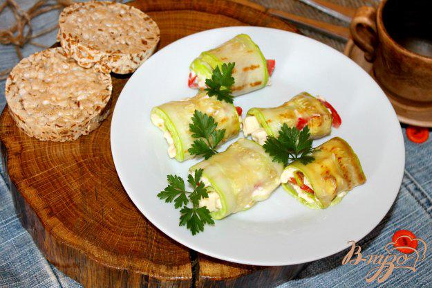 фото рецепта: Кабачковые рулеты с сыром, помидорами и орешками