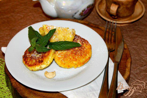 фото рецепта: Сырники на завтрак с орехами и апельсиновой цедрой