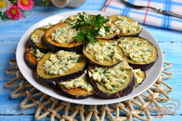 фото рецепта: Баклажаны жареные с плавленым сыром, чесноком и зеленью