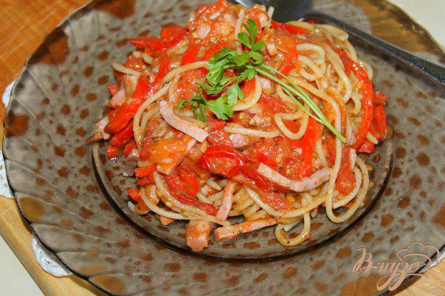 фото рецепта: Спагетти с помидорами, перцем и свиной грудинкой
