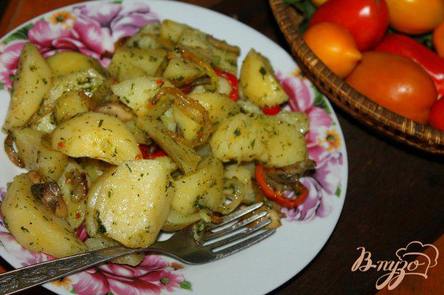 фото рецепта: Отварной картофель дольками с овощами и чесночным соусом