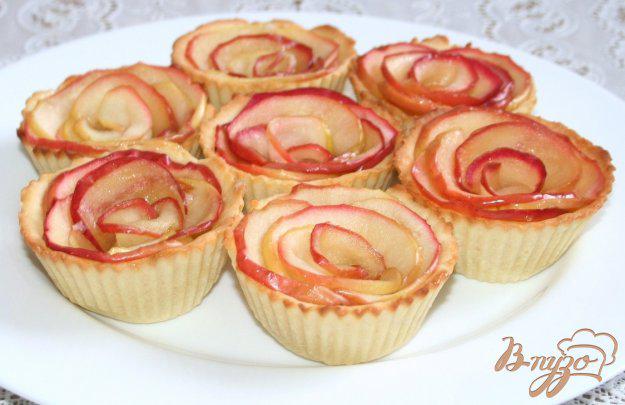 фото рецепта: Песочные тарталетки с карамелизированными яблоками «Розы»