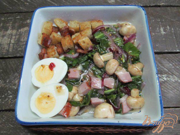 фото рецепта: Салат с копченой грудинкой и грибами