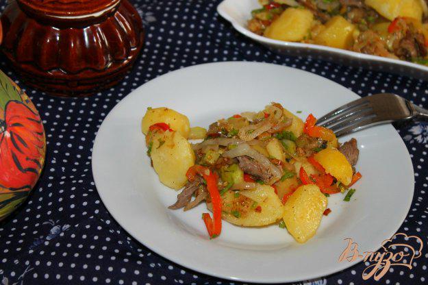 фото рецепта: Отварной картофель с поджаркой из мяса и овощей