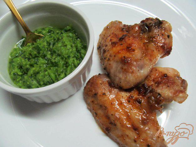 фото рецепта: Куриные крылья с соусом из сладкого горошка