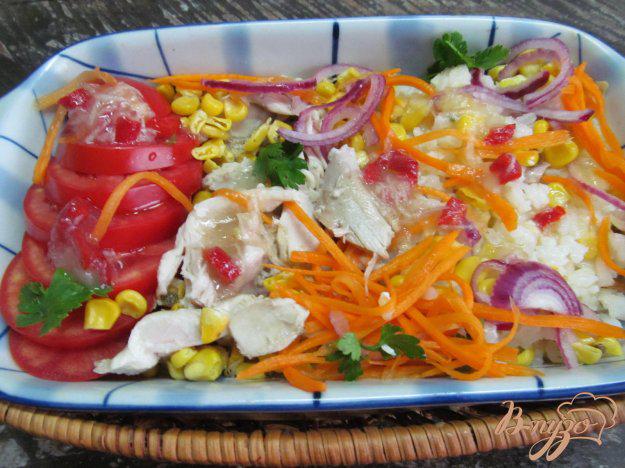 фото рецепта: Куриный салат с овощами и рисом