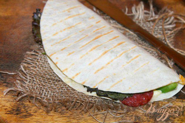 Тортилья с колбасой и сыром на сковороде рецепт с фото