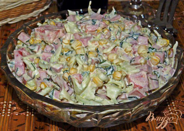 фото рецепта: Салат из свежей капусты с кукурузой и ветчиной