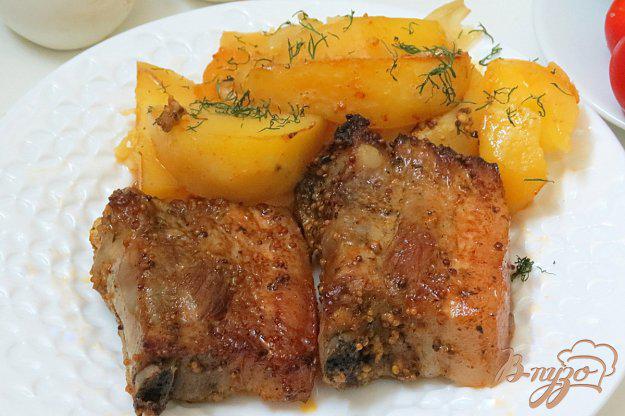 фото рецепта: Свиные рёбрышки с картофелем запеченные в духовке