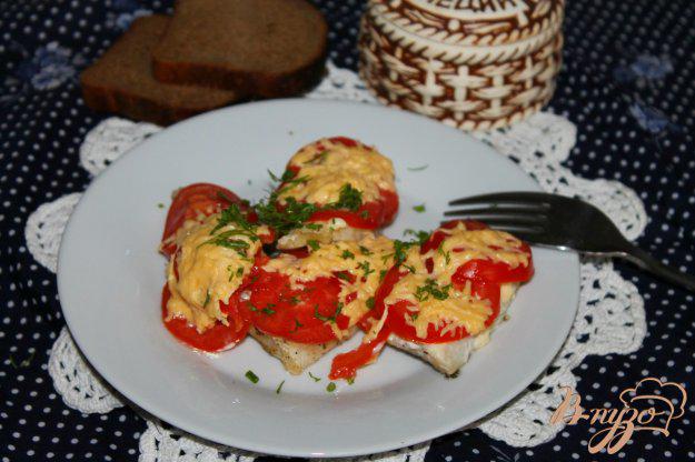 фото рецепта: Жареное филе нототении с помидорами и сыром