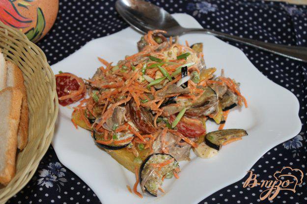фото рецепта: Салат с жареным картофелем, корейской морковью и баклажанами