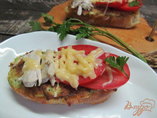 фото рецепта: Горячие бутерброды с кабачком и курицей