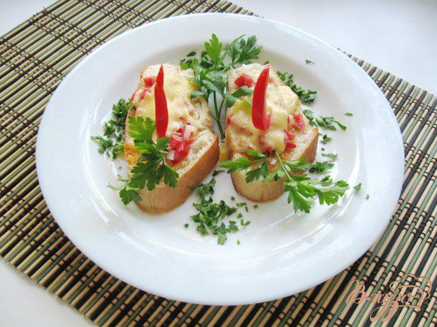 фото рецепта: Горячий бутерброд с яичницей и помидором