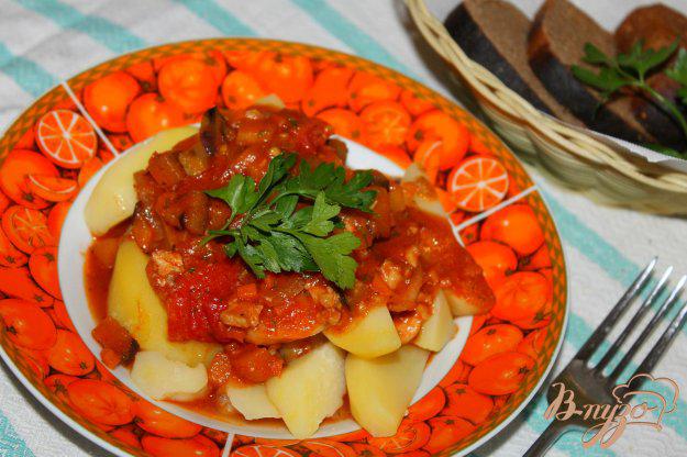 фото рецепта: Отварной картофель с курицей и овощами в томатном соусе