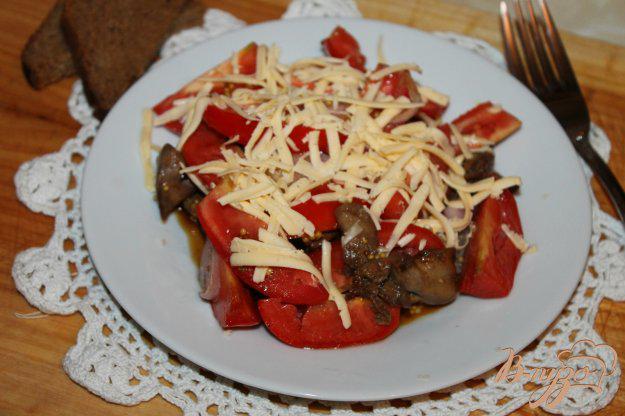 фото рецепта: Салат с печенью, помидорами, луком и сыром